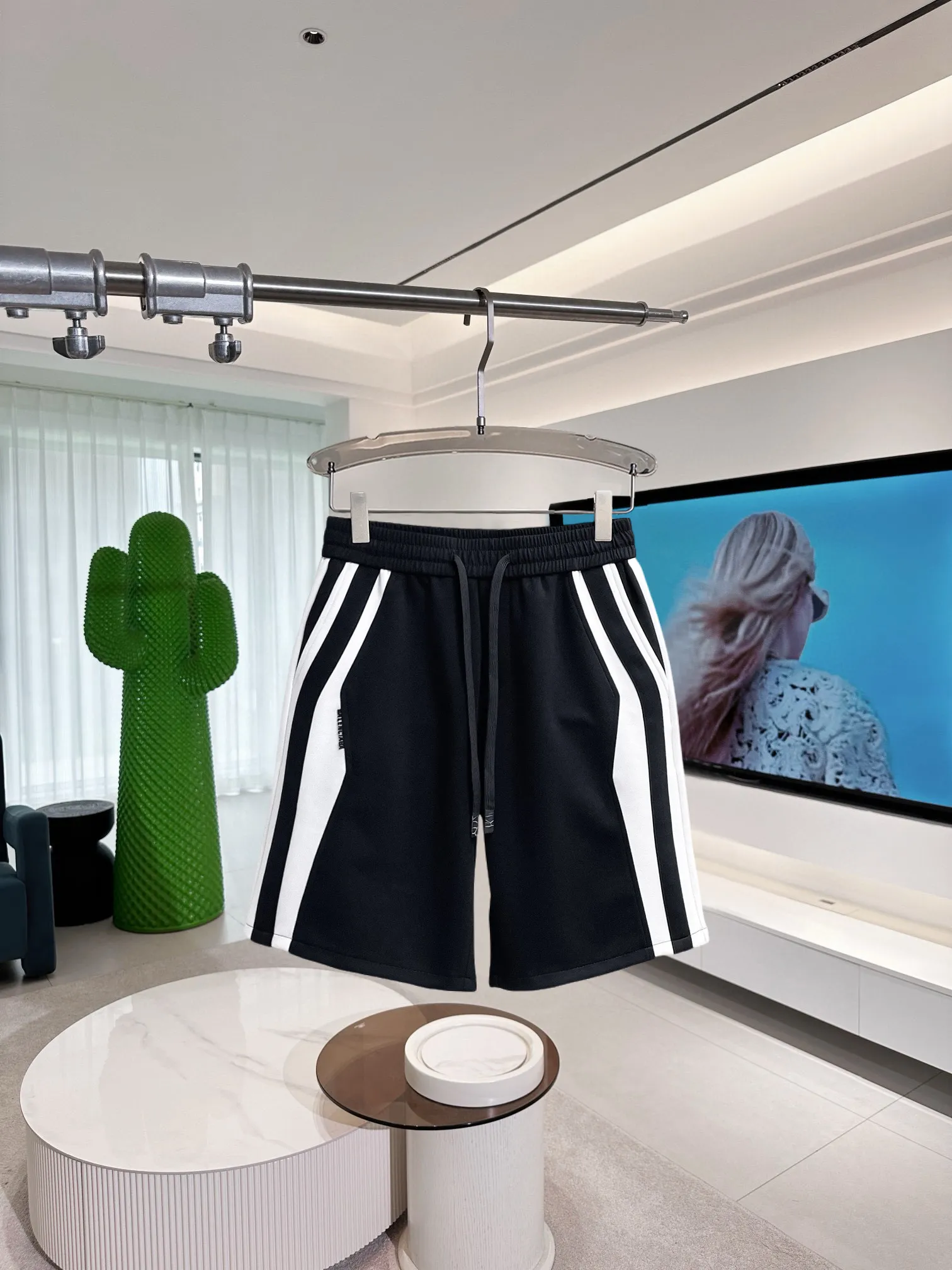 Balenciaga's three-standard complete 2026 summer New Arrival men's casual shorts, advanced custom-made Breathable fabric, Breathable fabric, extremely stretchy and comfortable, impeccable details, top-grade accessories, original logo design concept, delicate and soft feel! The upper body fit is awesome! Size: M-XXXL Please state your height and weight when ordering